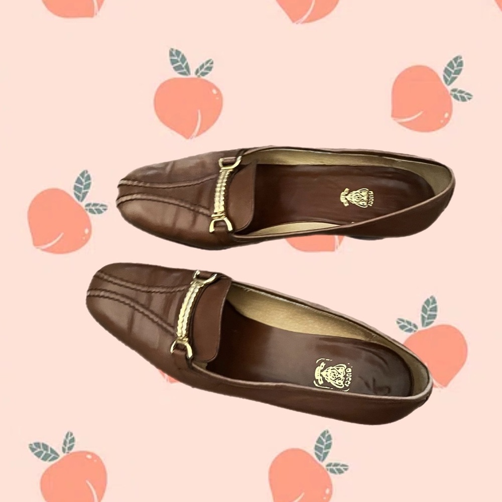 Women’s Vintage Gucci Leather Loafers with Gold Chain - Picture 2 of 7